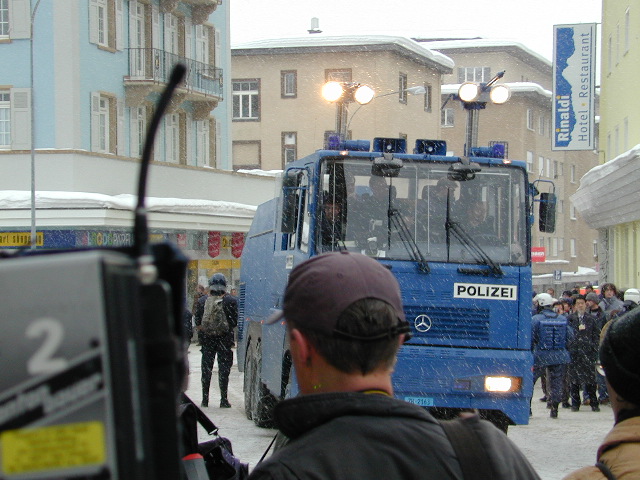 polizei water cannon: 