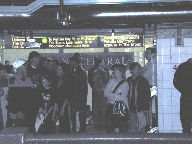 yankeesFansGoingHome2.gif: 